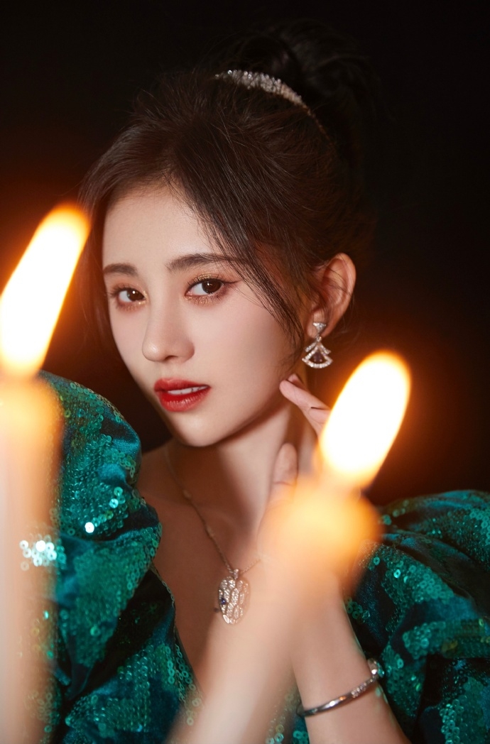 【微博之夜女星造型】迪麗熱巴/鞠婧禕/Angelababy/倪妮/關曉彤/楊冪/宋茜