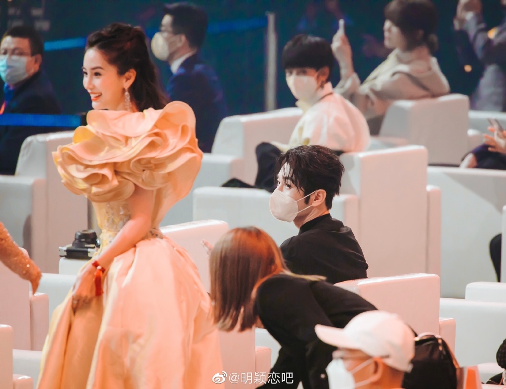 黃曉明頒獎禮溺寵Baby眼神成熱話：沒有人會這樣看前妻！