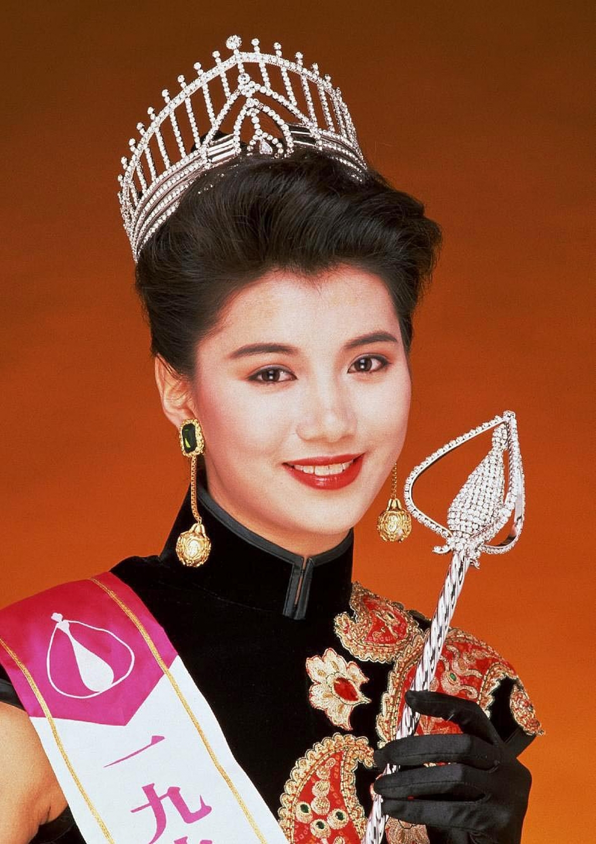 【愛美麗狂想曲】李佳芯重現31年前港姐造型,黑色旗袍顯氣質,獲網民讚靚過袁詠儀?