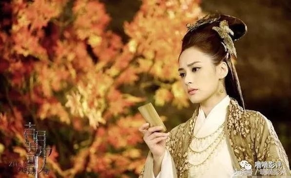 雖然阿嬌戲份比女主角吳謹言少，戲服也沒有特別突出，但是一出場依然是蓋不著她的仙氣及氣質