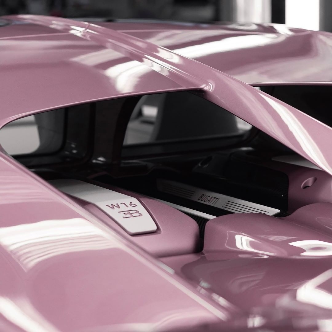 全球僅限一台的Bugatti夢幻「冰莓粉純白跑車」！車內灰白真皮粉紅刺繡，少女Dream Car