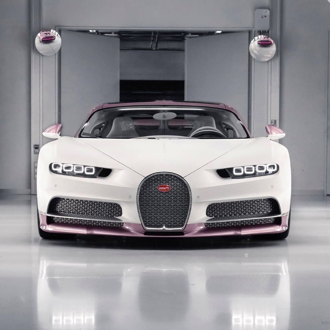 全球僅限一台的Bugatti夢幻「冰莓粉純白跑車」！車內灰白真皮粉紅刺繡，少女Dream Car