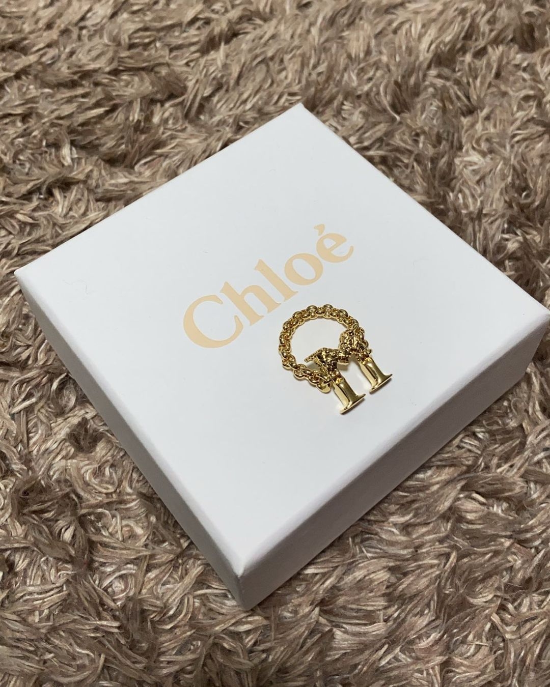 比起以往的 Chloé 字母戒指,全新系列的精緻麻花設計來得更有少女感