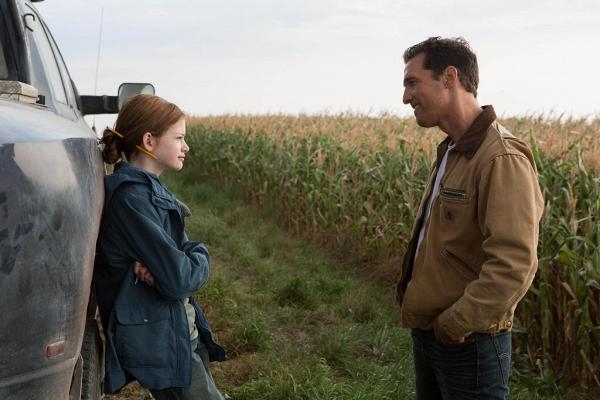 Mackenzie Foy在2015年就擔任過Nolan執導的《Interstellar》(星際啟示錄)飾演年幼版金主角Murphy