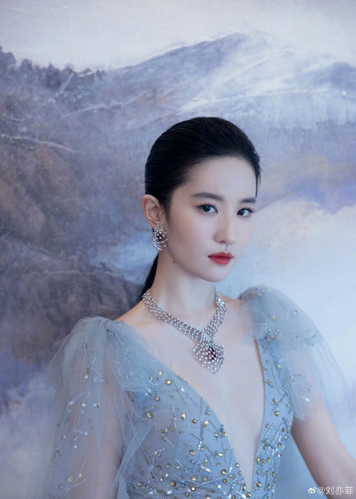 相片中的劉亦菲臉型也變胖了很多,由原本的瓜子臉變成了臉圓圓,細看之下還現了雙下巴,