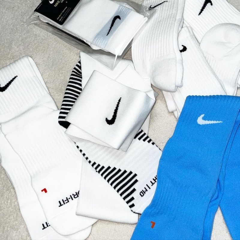 -泫雅-Nike背心-打歌服-nike襪子-韓國-2