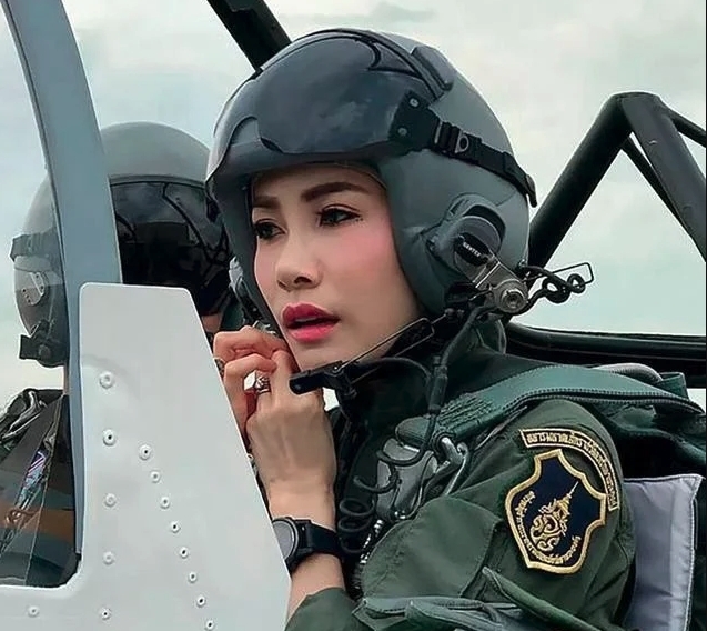 泰國皇室的後宮爭寵風波一向也是大眾關注的焦點,泰國貴妃詩妮娜(Sineenat Wongvajirapakdi)