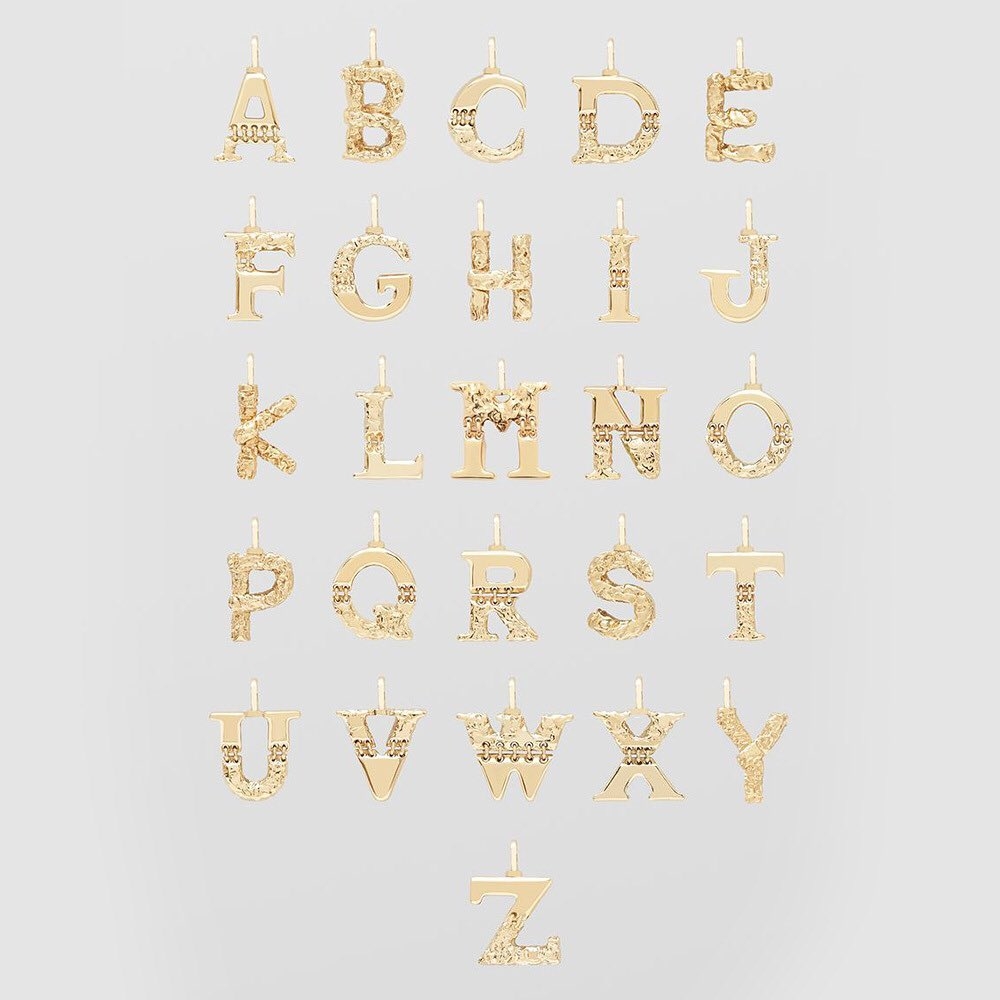 Chloé 的手袋一直是不少OL的大愛少女品牌,想不到原來飾物區也藏著不少驚喜!它們家的經典字母系列更向來大受少女歡迎,全新的頸鏈系列同樣由A至Z 26個字母作設計靈感