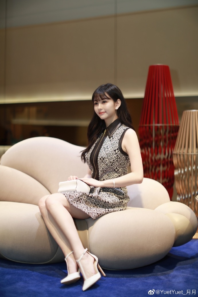 邱淑貞大女20歲沈月絕美新造型/雪白肌膚逆天美腿現身LV活動