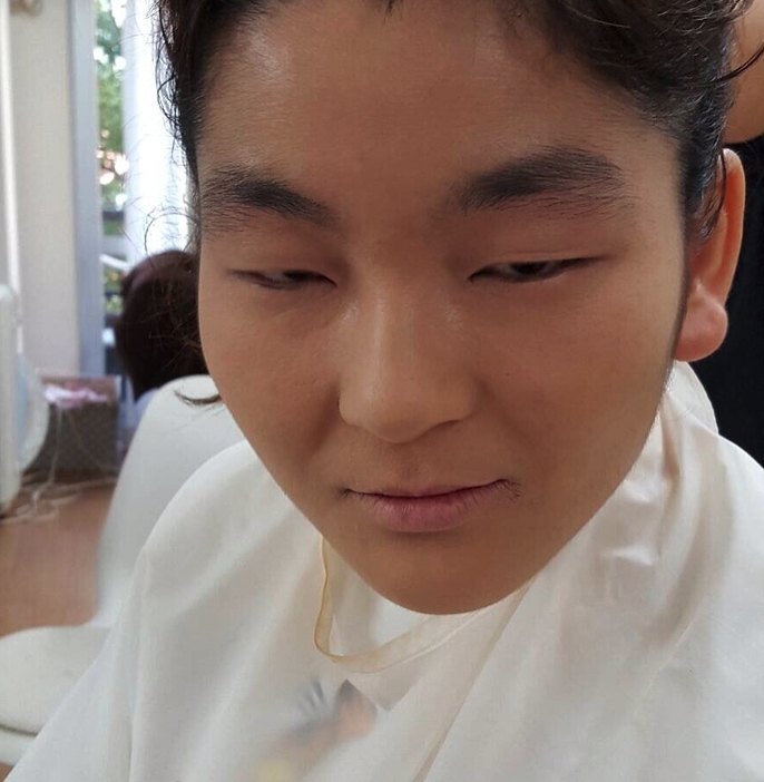 hara即使留著可愛的眉上瀏海,形象粗獷敦厚常被以為是男生,不修邊幅的形象也被笑像「原始人」