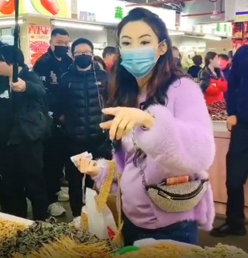 有網民卻發現張柏芝在街市被捕獲的相片中,雖然打扮亮眼,但是在微微貼身上衣下竟看到了小腹明顯凸起來