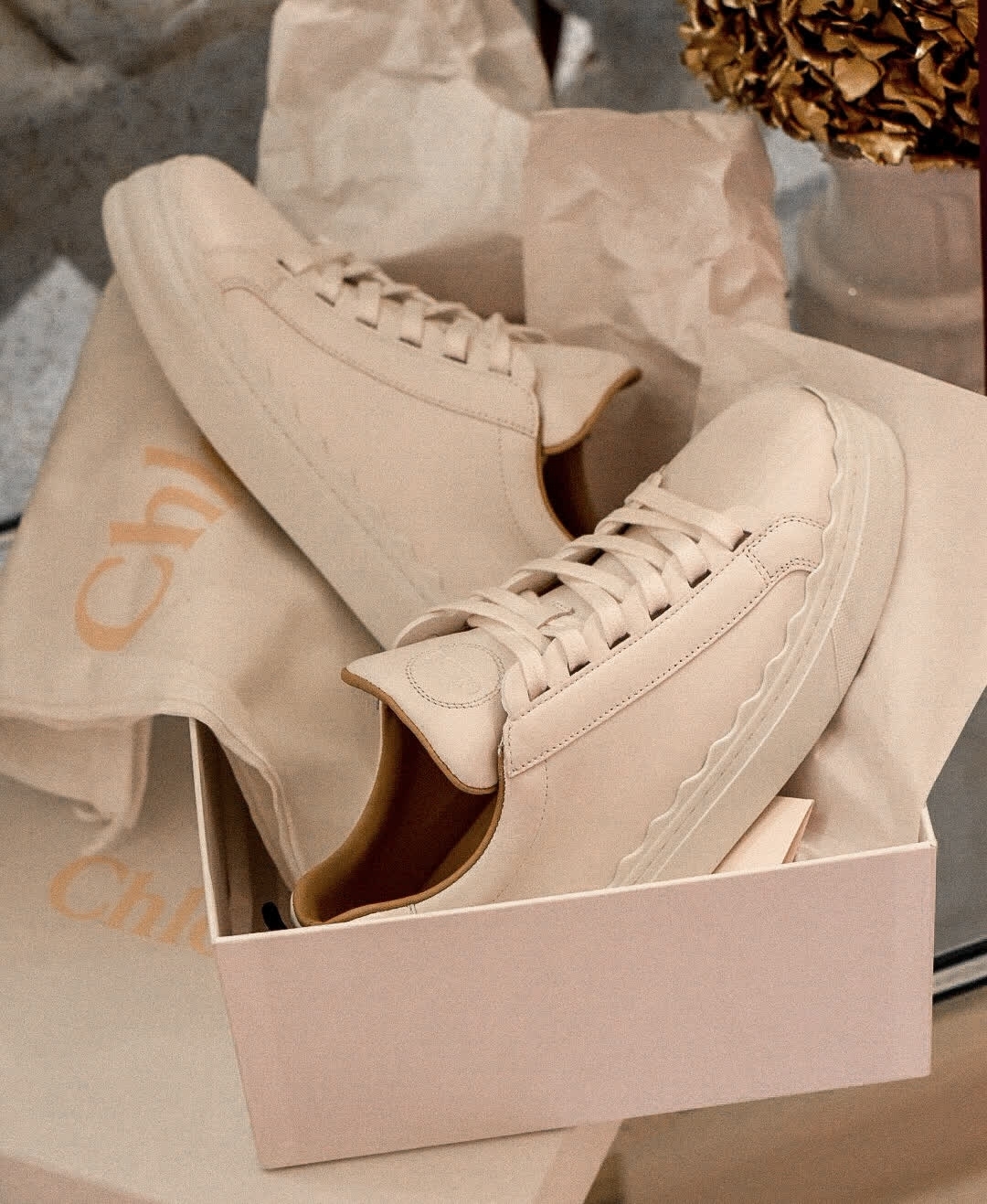 【名牌白鞋/運動鞋2021】CHLOÉ的鞋子走優雅甜美路線，鞋側底下位置加入小波浪花邊設計極有心思