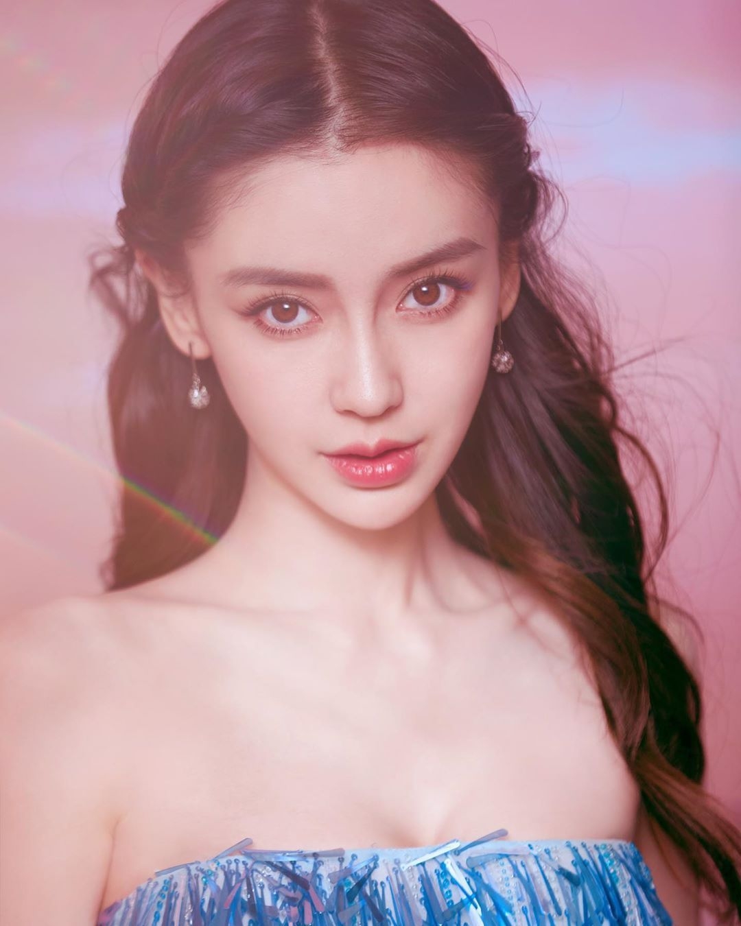 2015年Angelababy曾在內地作整容鑑定,在傳媒見證下,接受對面部全面檢查及鑑定