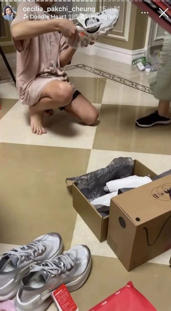 張柏芝亦不忘帶兩位兒子出外逛街聚天倫,認真是二十四孝媽媽!在內地市場人氣急升的她,不但發帖高調支持新疆棉花,而且更身體力行以行動撐國產牌子!