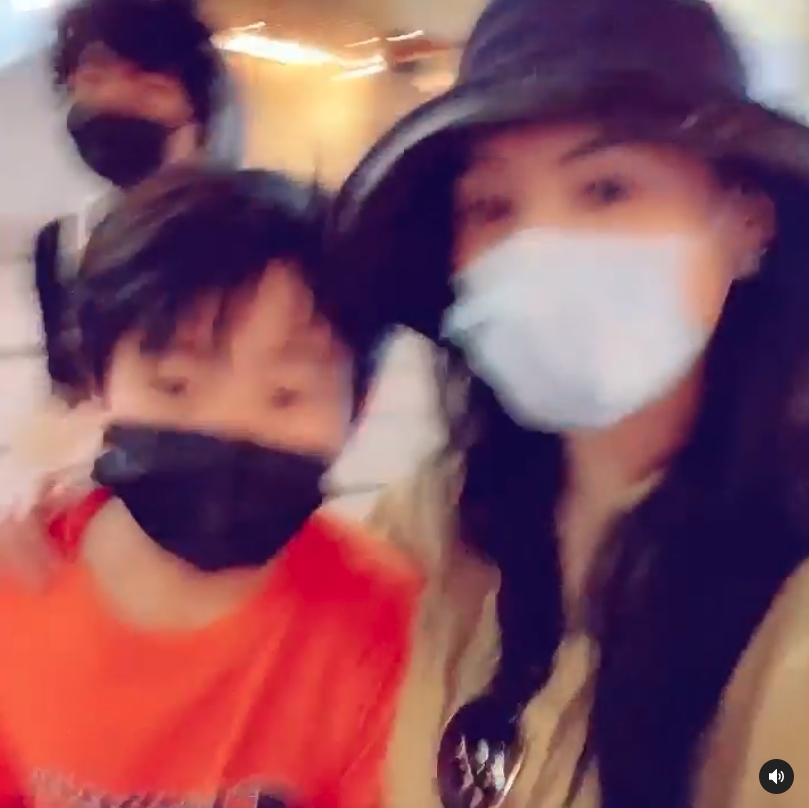 而今年 11 歲的二仔 Quintus 則依舊相當孩子氣,嚷著要找天上的月亮,三人同框畫面相當溫馨~