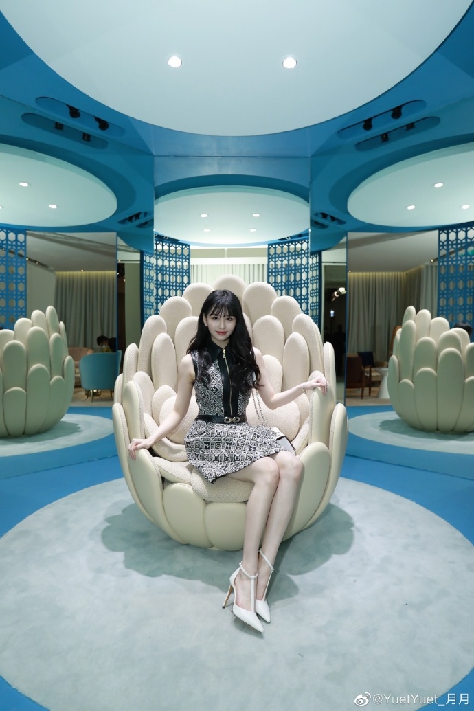 邱淑貞大女21歲沈月絕美新造型/雪白肌膚逆天美腿現身LV活動