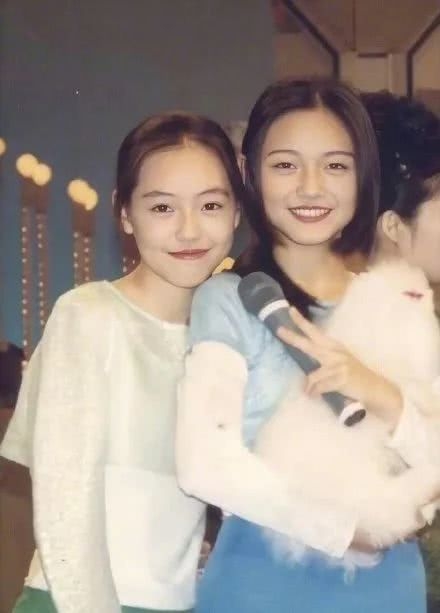 其實大S和小S從小都已經長得很相似,一起來回顧兩姊妹過往的童年照吧!