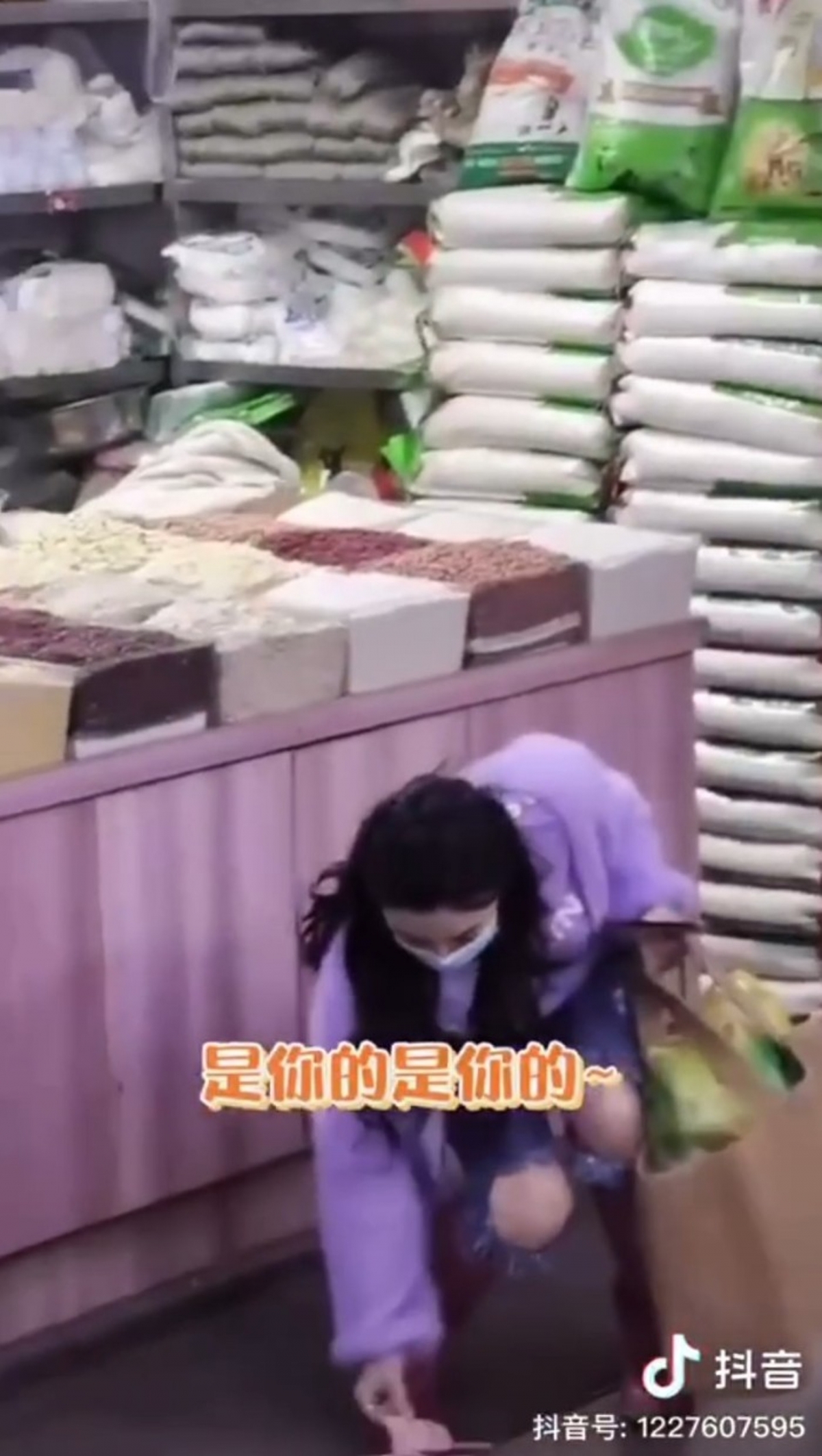 直到有民眾大叫張柏芝的名字,她意識到在叫自己。