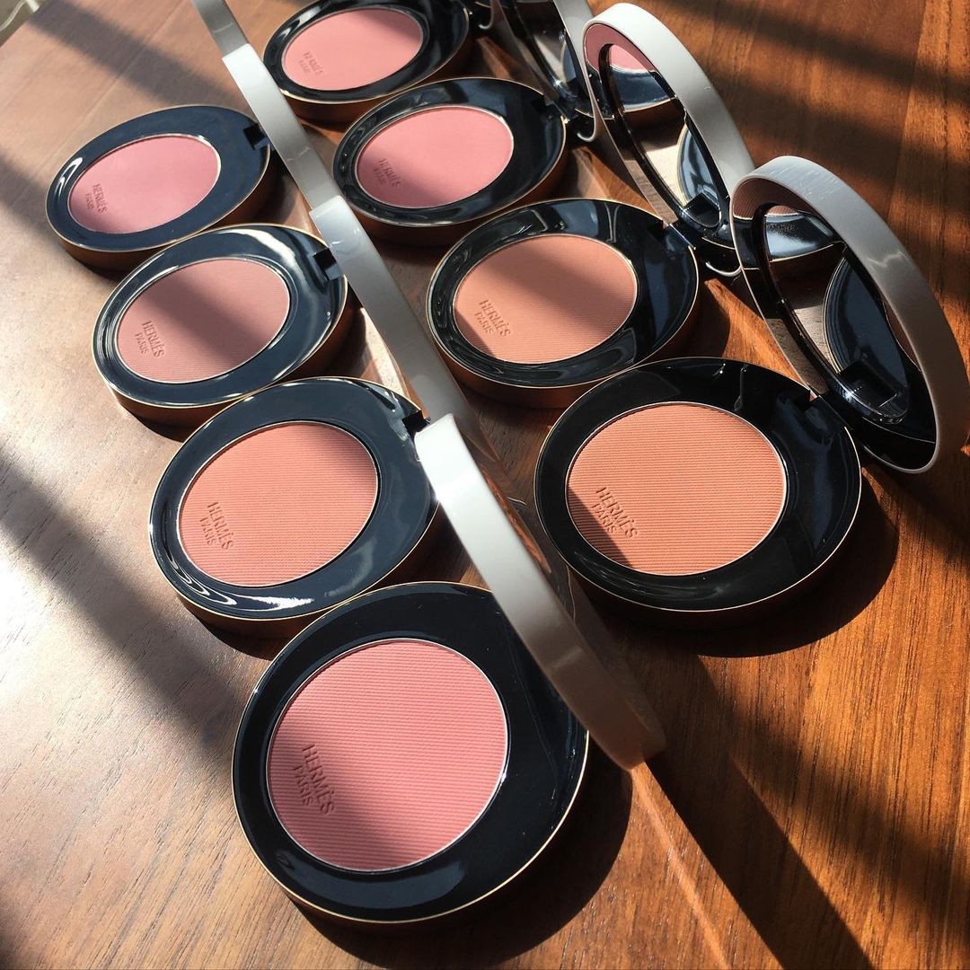 除了全新的 Rose Hermès 唇膏外,最讓人驚喜的一定是全新登場的玫瑰絲綢胭脂!