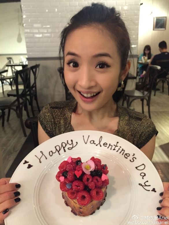 林依晨無奈稱:「都9年了,也得習慣!」