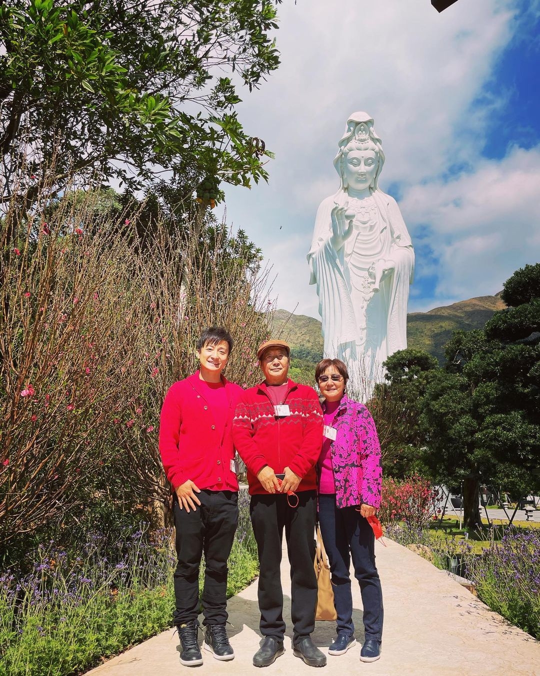 方力申在大家印象中可能只是位游泳健將和歌手,不過原來他爸爸方毓仁是位經營藝術品畫廊生意的收藏家,