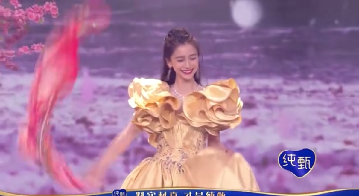 【微博之夜】Angelababy楊冪被迫扮大媽合照,6女星影「老土星型相」表情尷尬