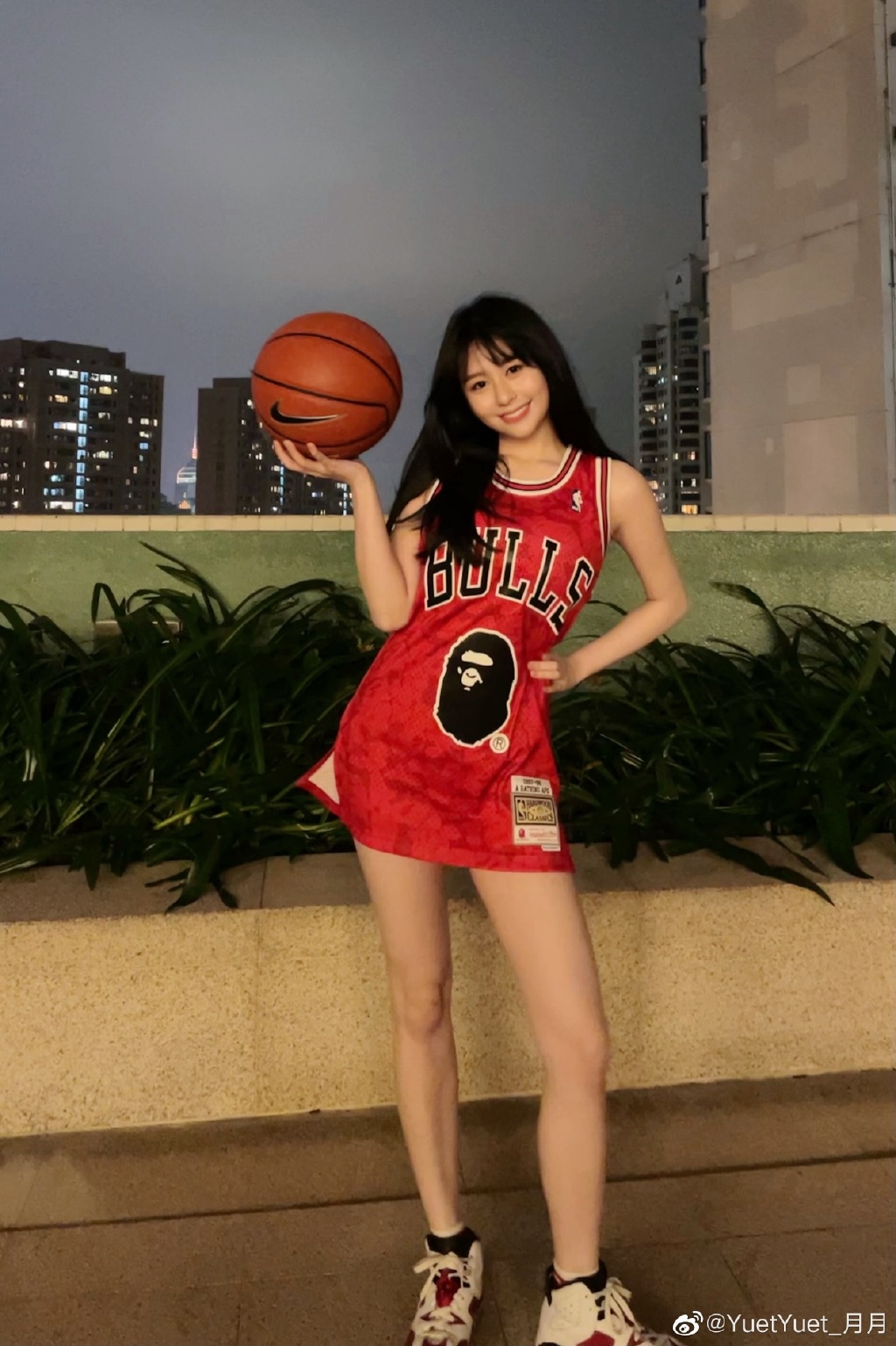 邱淑貞大女21歲沈月絕美新造型/雪白肌膚逆天美腿現身LV活動