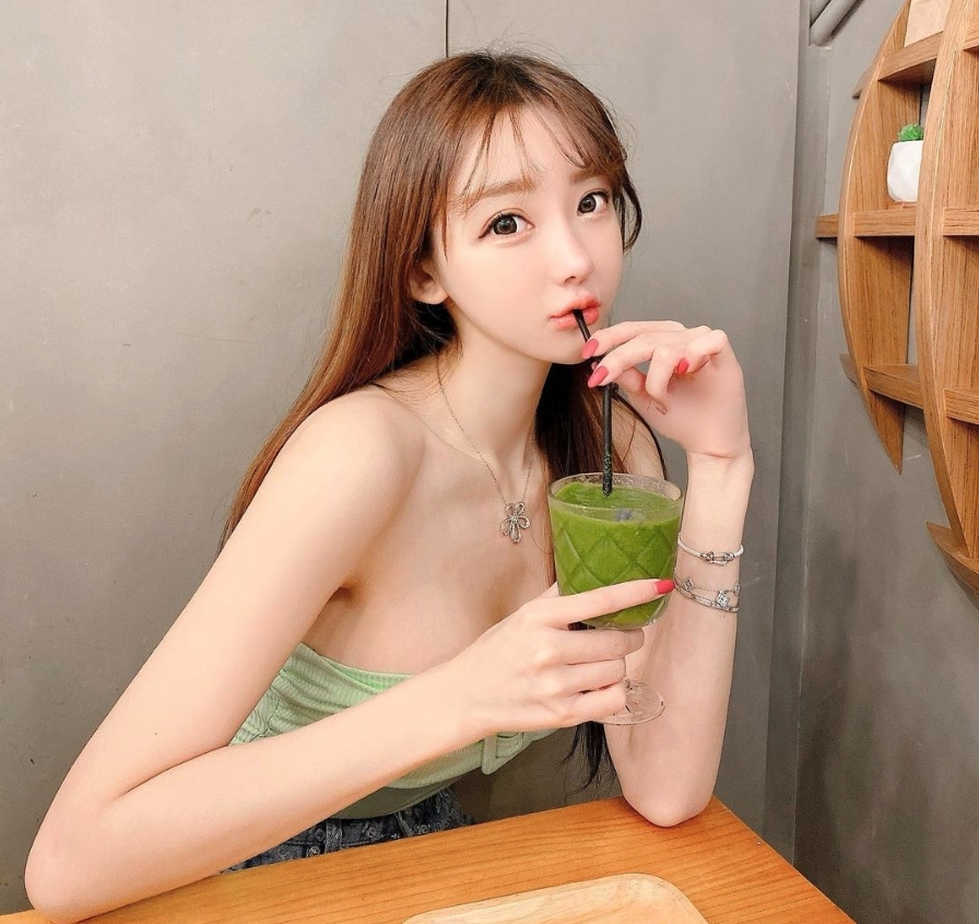 Cammi酒店豪過26歲生日晒長腿相P到地板變形/曾說鍾意自己P圖後嘅樣