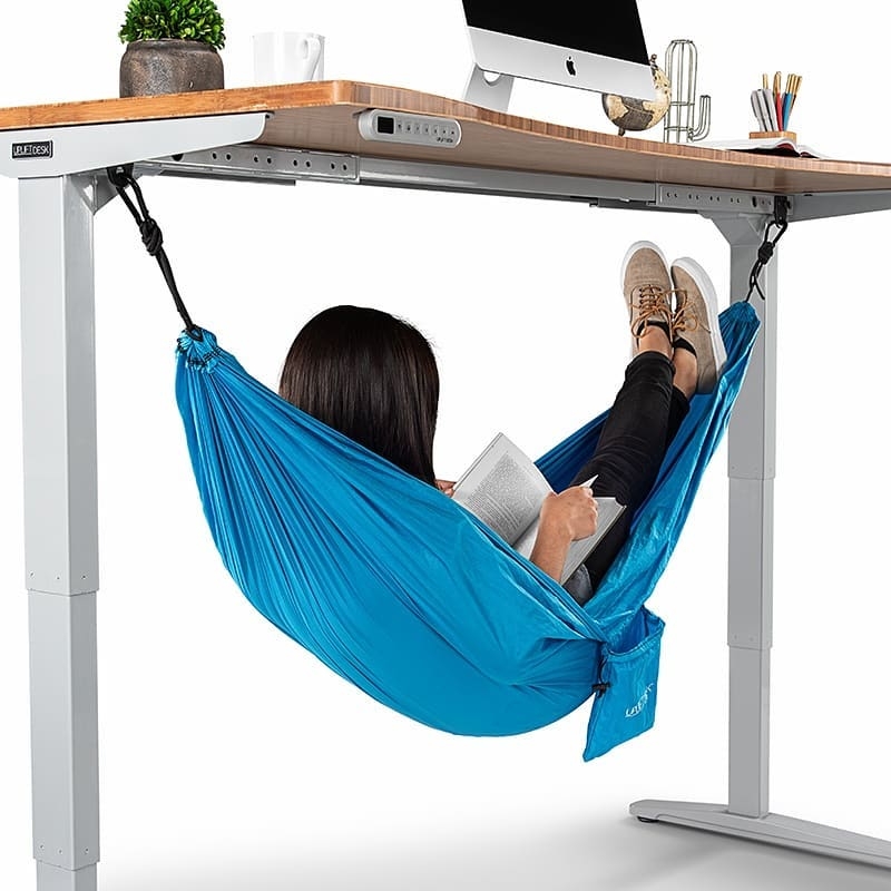 上班族午睡神器「桌下吊床」,以後無需趴在桌上,辦公室內亦能舒服躺下!