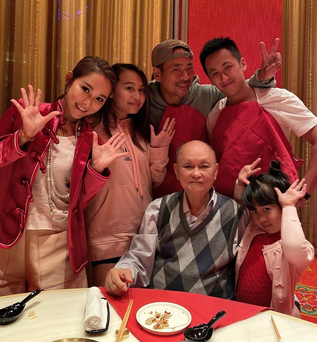 太陽娛樂老闆兼澳門娛樂大亨周焯華(洗米華)的戀情一直是傳媒追訪的焦點,6年間一直周旋於 40 歲正印陳慧玲 Heidi(洗米嫂)與 35 歲模特兒二奶 Mandy Lieu 的三角戀情中,