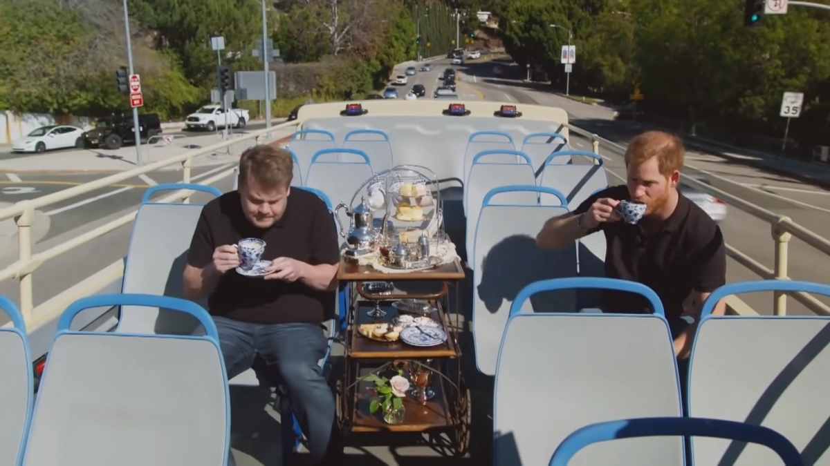 英國名嘴James Corden早前就邀請了哈里王子上節目，特別租了一架雙層巴士暢遊洛杉磯。