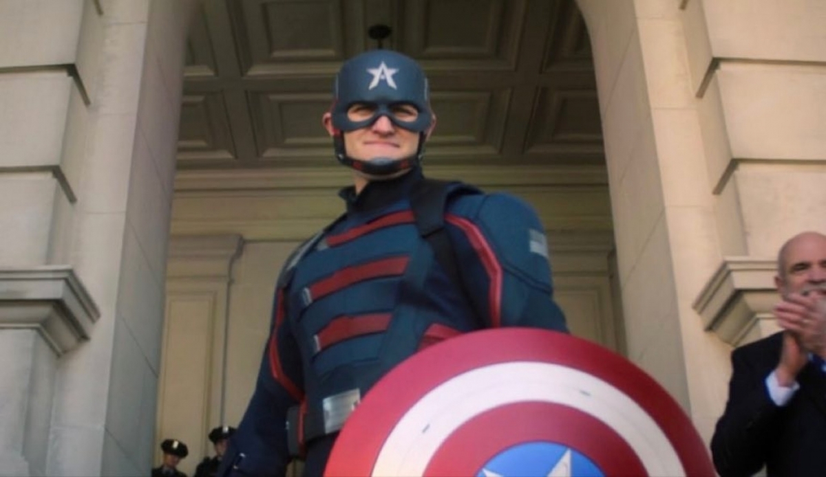 在《復仇者聯盟4:終局之戰》(Avengers: Endgame)中,美國隊長曾親手把盾交給飛隼接任。不久後特工John Walker(Wyatt Russell 飾)成為新任美國隊長。