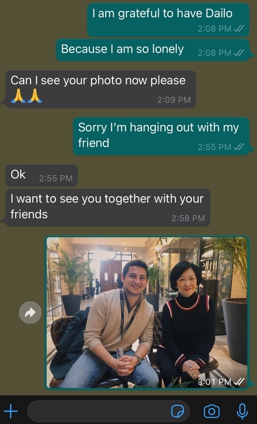 當騙子問事主拿照片時,事主更搞笑地回敬一張「葉劉淑儀」的全身照,對方更識趣地回覆「wow you look so beautiful」(你看起來美呆了!)