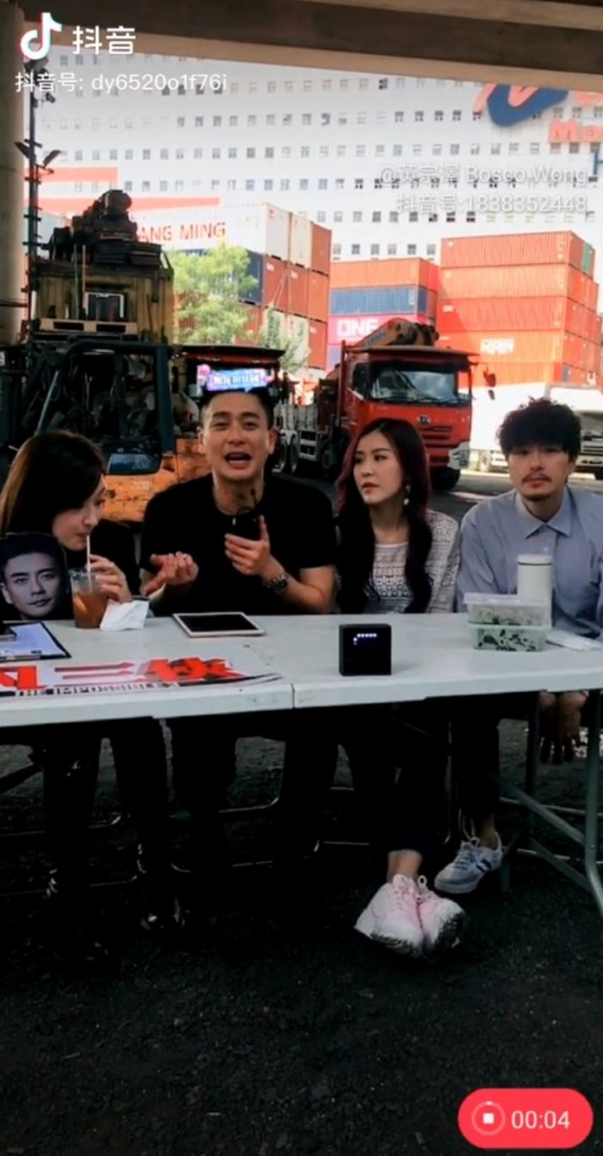 陳瀅更不避嫌地飲Bosco杯凍檸茶,以及對Bosco紙牌伸脷,態度親暱曖昧!