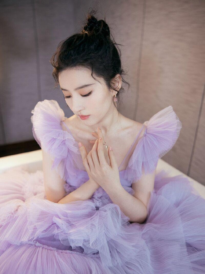 劉亦菲的工作室也發放的官方相片中,可看到她的一舉手一投足都盡顯滿滿的仙氣感