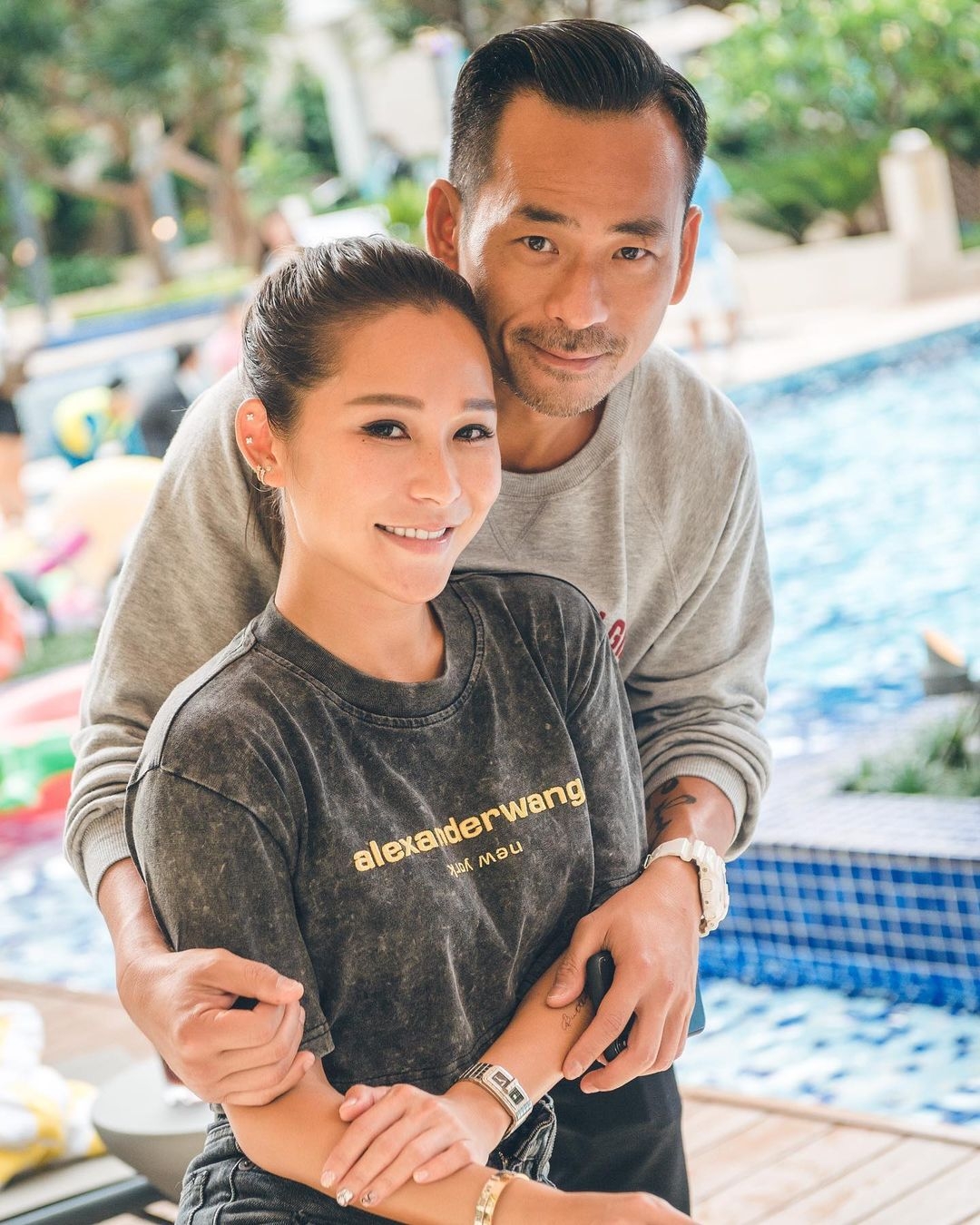 太陽娛樂老闆兼澳門娛樂大亨周焯華(洗米華)的戀情一直是傳媒追訪的焦點,6年間一直周旋於 40 歲正印陳慧玲 Heidi(洗米嫂)與 35 歲模特兒二奶 Mandy Lieu 的三角戀情中,