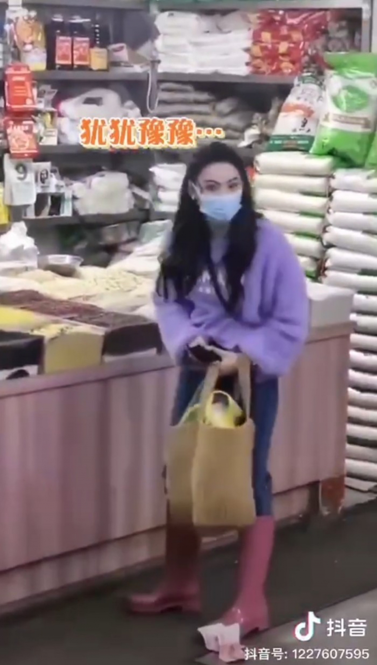 在旁的民眾非常熱心向柏芝大喊:「錢掉了」,她當時仍察覺不到路人在提醒,所以沒有理會。