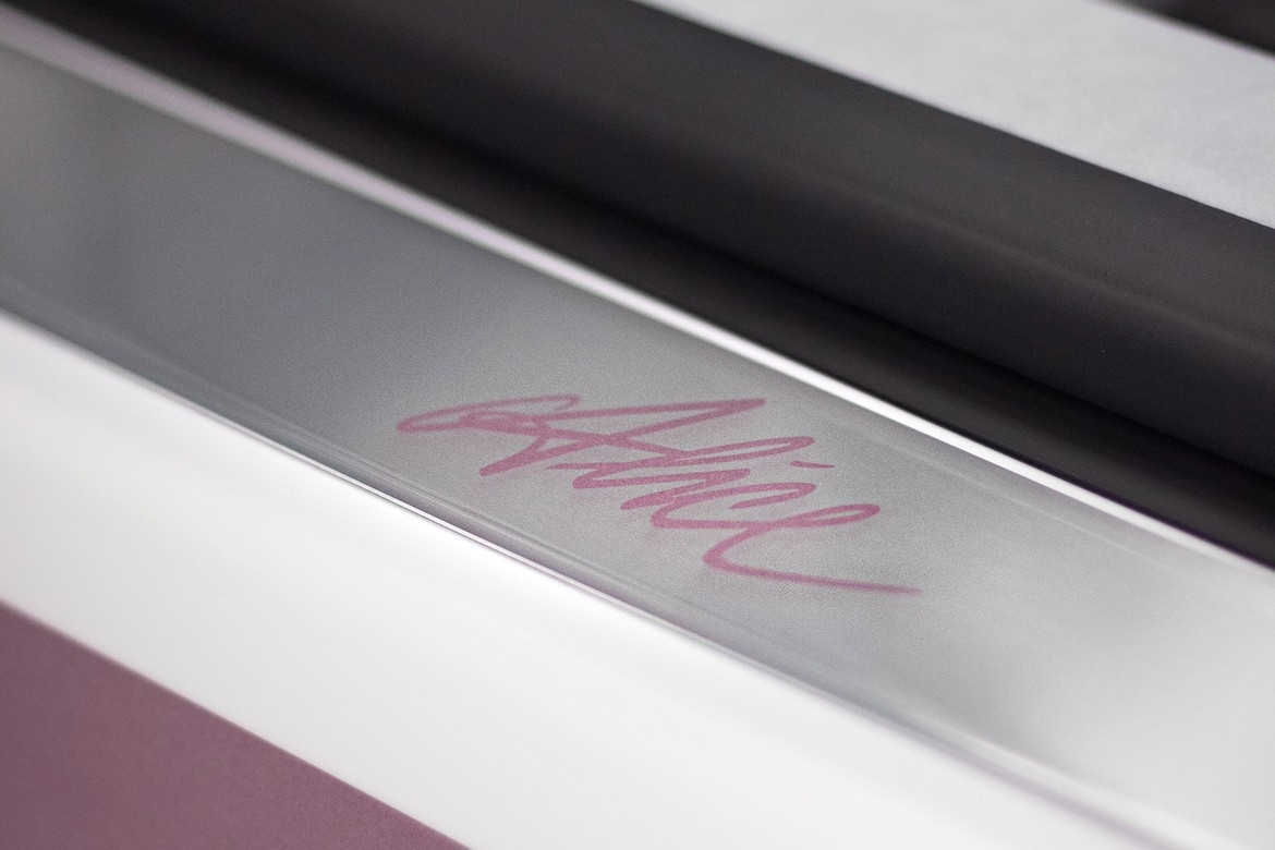 全球僅限一台的Bugatti夢幻「冰莓粉純白跑車」！車內灰白真皮粉紅刺繡，少女Dream Car