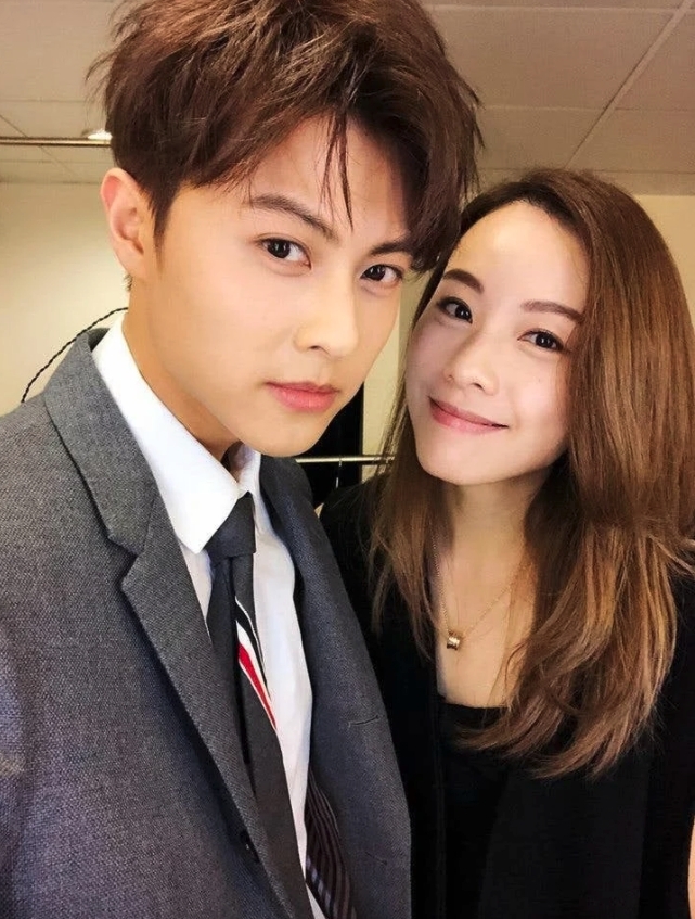 36歲的鄧麗欣(Stephy)與31歲的王子(邱勝翊)年齡相差5歲