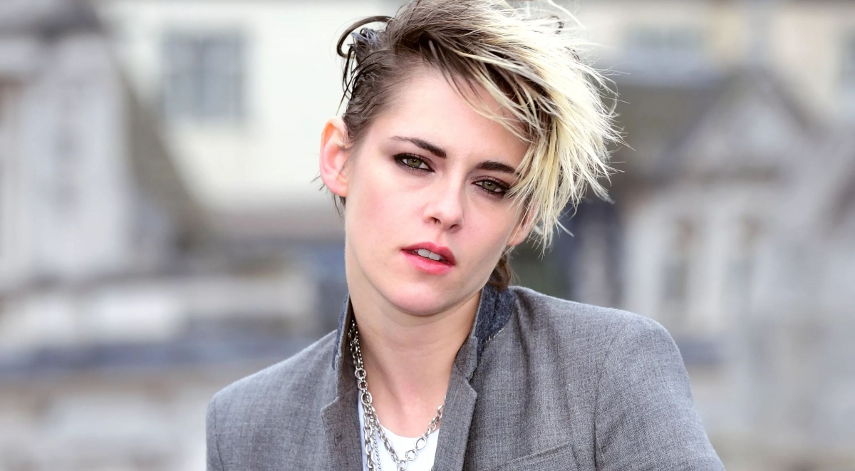 Kristen Stewart新戲《Spencer》演戴安娜王妃!最新劇照曝光神似戴妃