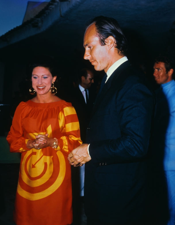 瑪嘉烈公主與 Aga Khan 一起去到巴哈馬,除了紅色的服飾很搶眼,她還配戴了造型誇張的耳環