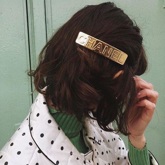 Chanel 的頭飾一直是不少精品控的收藏 item,特別是以經典雙 C Logo 打造的髮夾、髮圈,甚至連綁在紙袋上的Chanel絲帶亦受到不少時尚達人的擁戴!