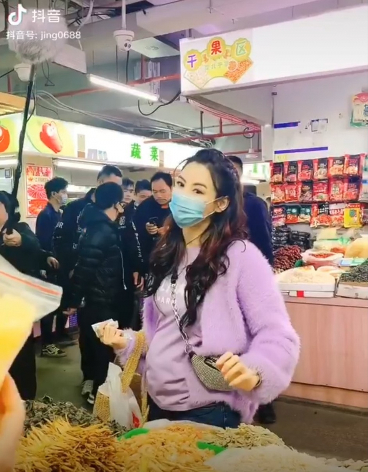 有網民卻發現張柏芝在街市被捕獲的相片中,雖然打扮亮眼,但是在微微貼身上衣下竟看到了小腹明顯凸起來