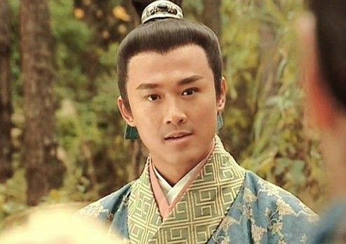 林峯過往的出道劇肌膚較黑實,臉型看起來也大一點,不少網民都認為林峯的面容輪廓似乎不斷升級變帥