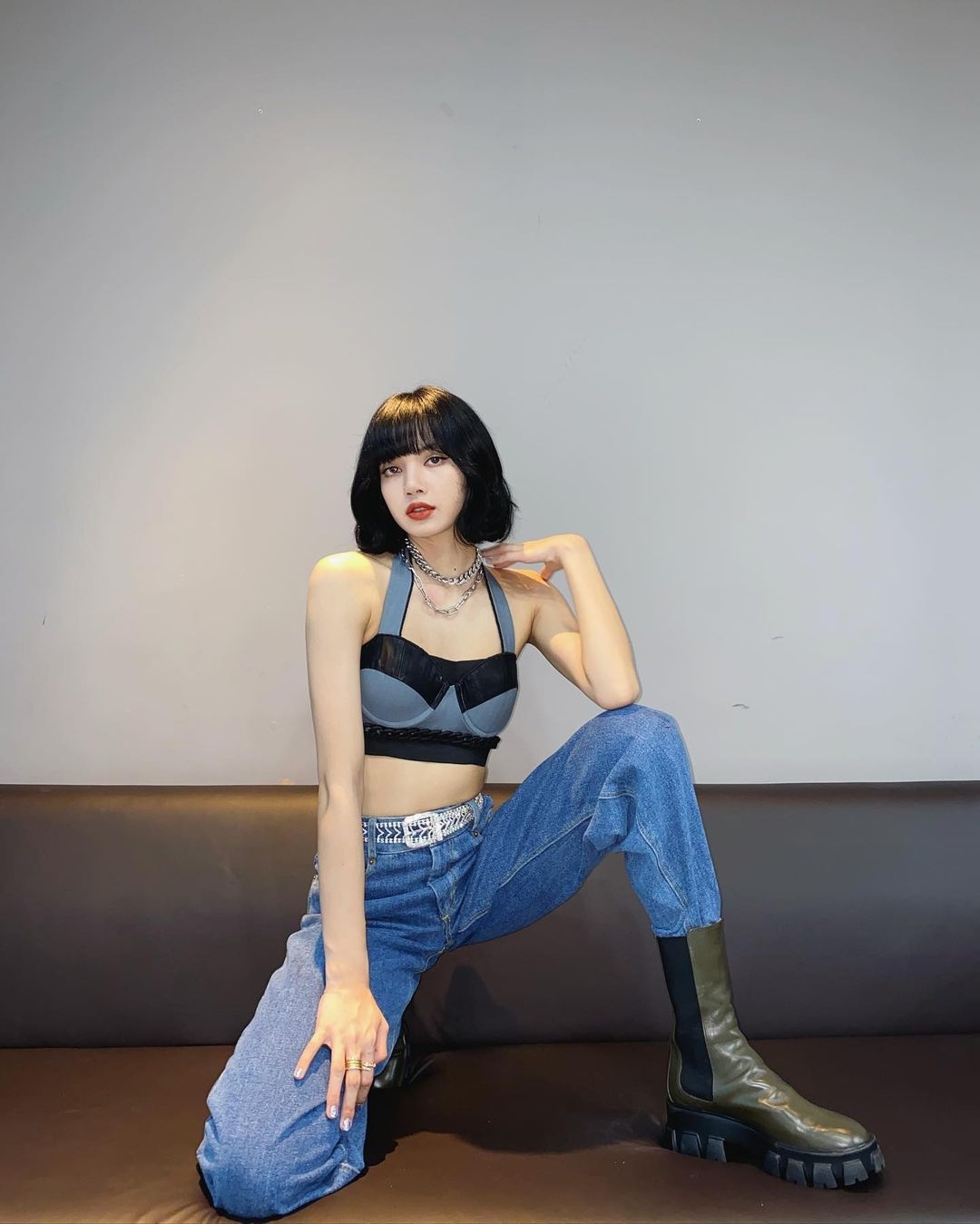 歷史女老師撞臉BLACKPINK Lisa?超高顏值引學生去朝聖