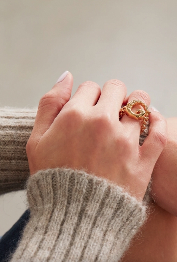 #CHLOÉ Alphabet gold-tone ring HK$2,180【即按此購買】