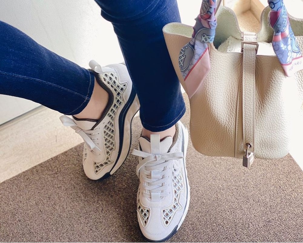 【名牌白鞋/運動鞋2021】這雙CHANEL鞋款最大的特點就是其出色的刺繡鏤空設計，非常透氣的款式很適合春夏穿上它！
