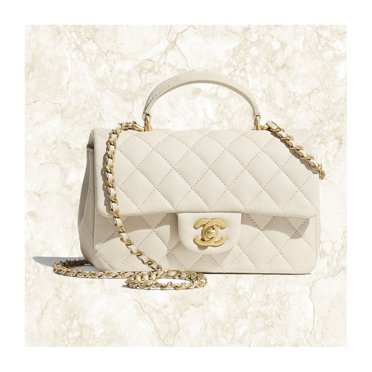 Chanel 在 2021 春夏系列的手袋新品中,竟然將這兩位超強的人氣王完美融合,推出了全新的 Flag Bag With Handle,旋即惹來一陣熱話!