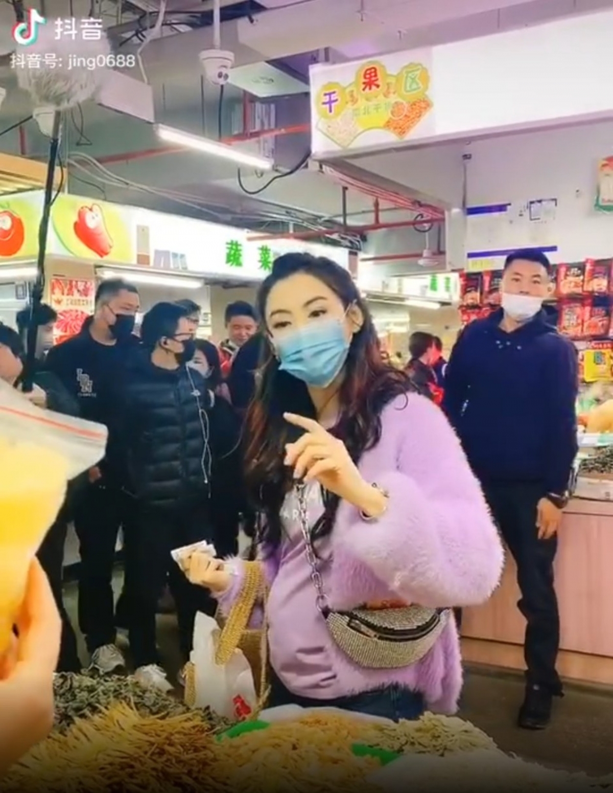 張柏芝近期在《乘風破浪的姐姐2》節目上或是私底下都曾被捕捉到凸腩身材,屢次被網民看到其明顯小腹