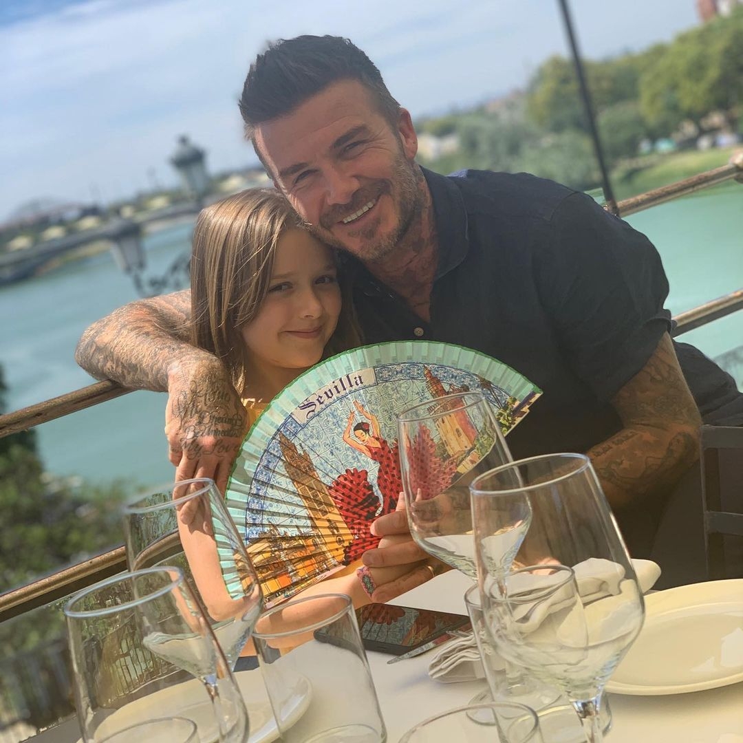 爸爸David Beckham與哈七從小到大都會經常放閃,看來女兒還是喜歡黏爸爸